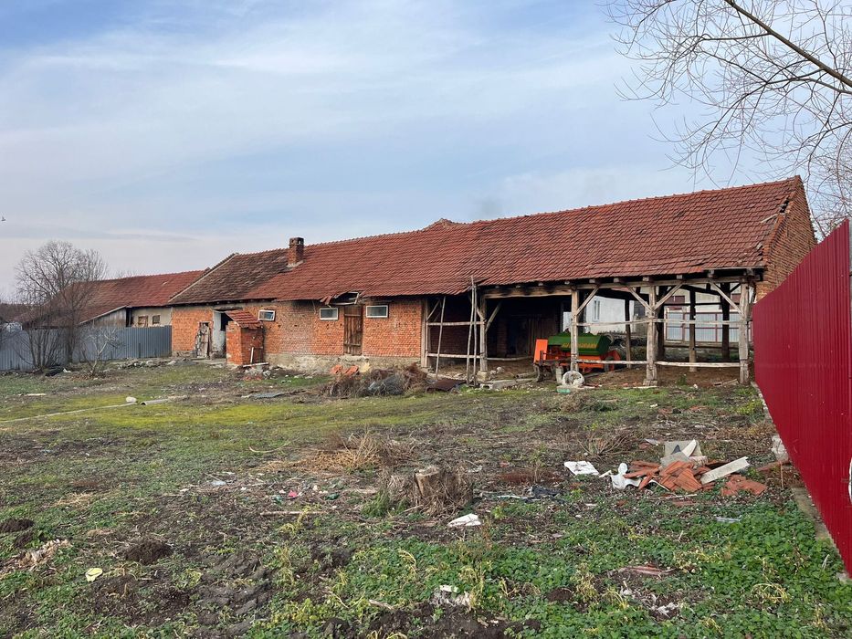 Casă bătrânească și grădină