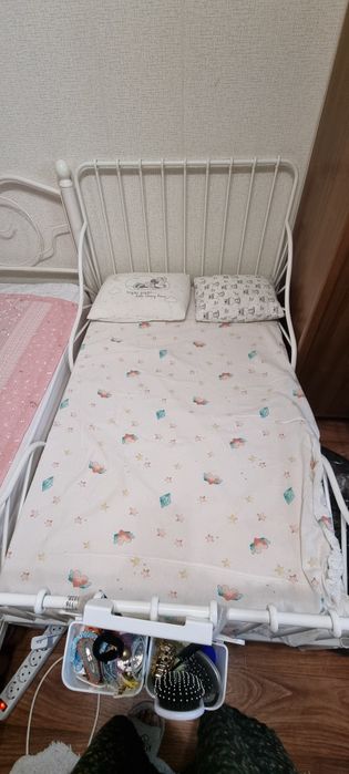 Продаю детскую кроватку Икеа.практически новая..с двумя матрасами.