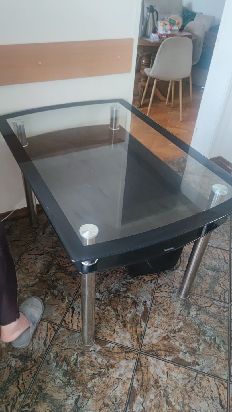 Стъклена кухненска маса