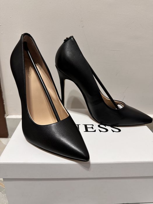 Кожени обувки Guess 39