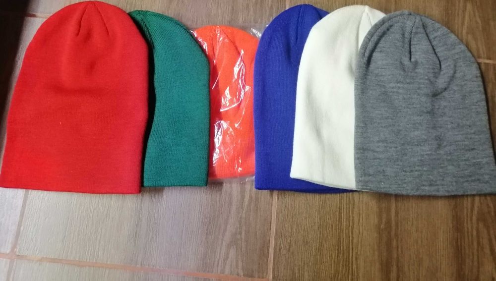 Super pret doua caciuli Noi