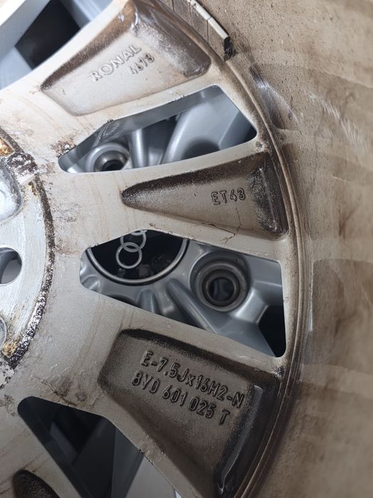 Джанти с гуми AUDI A3 8Y 16' Ronal 4673
