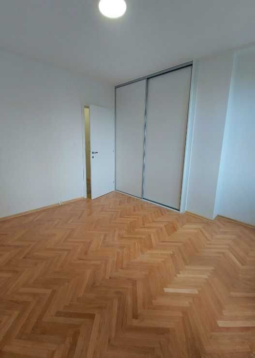 Дава се под наем Тристаен апартамент в Пловдив, Кършияка - 90 кв.м за 285.6 € - Снимка #1
