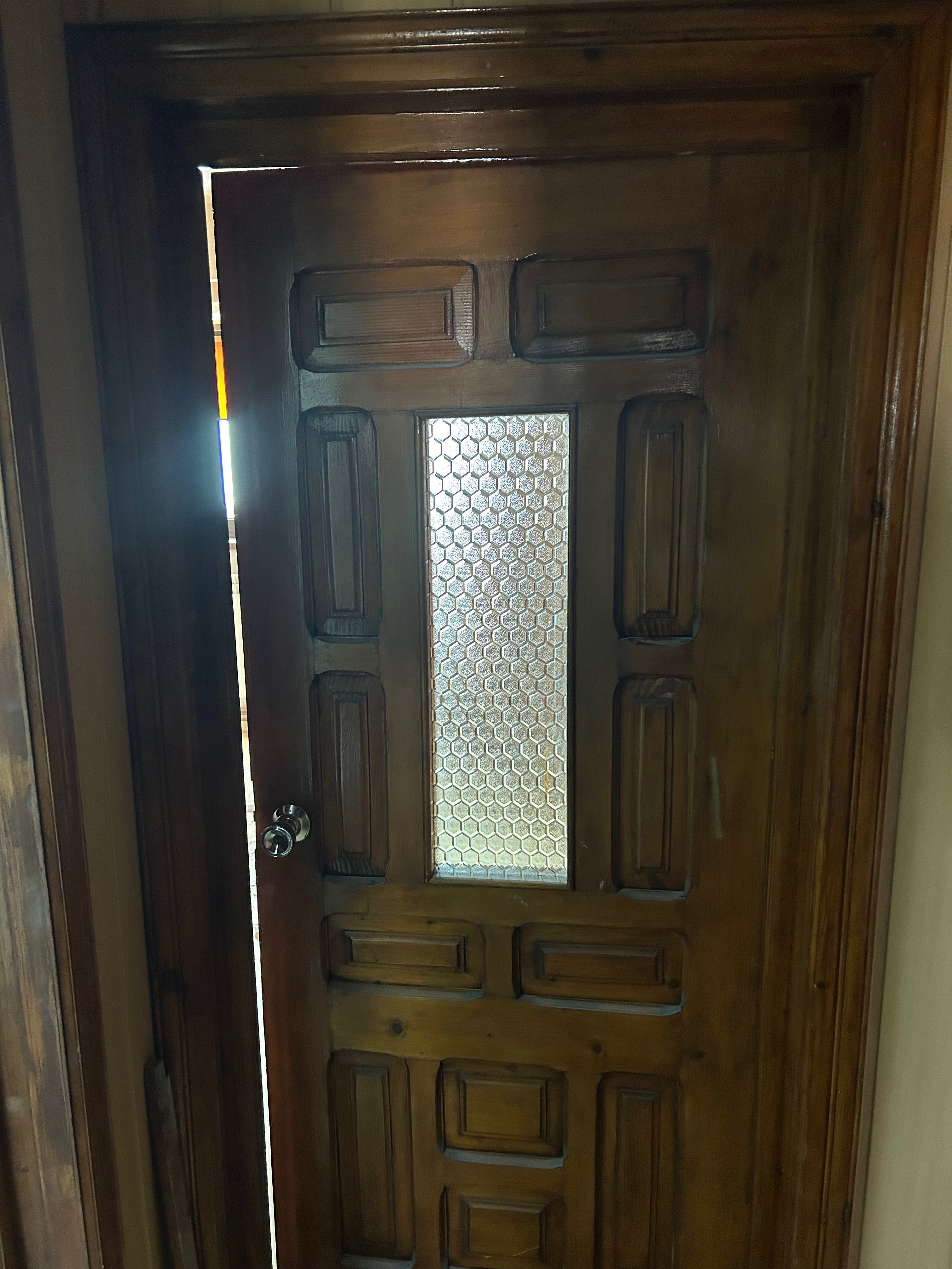 Urgent vând 6 uși de interior second, din lemn