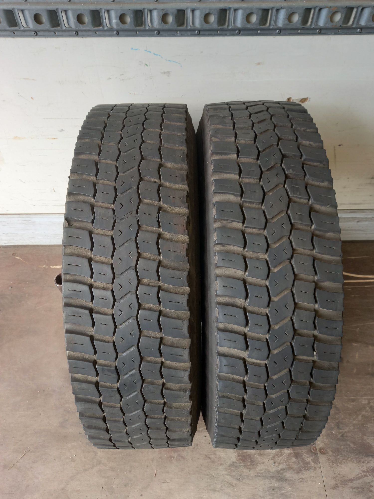 2 броя гуми 215 75 17.5