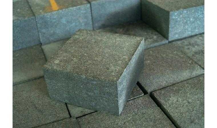 Гранитная брусчатка разных размеров и разной толщины.