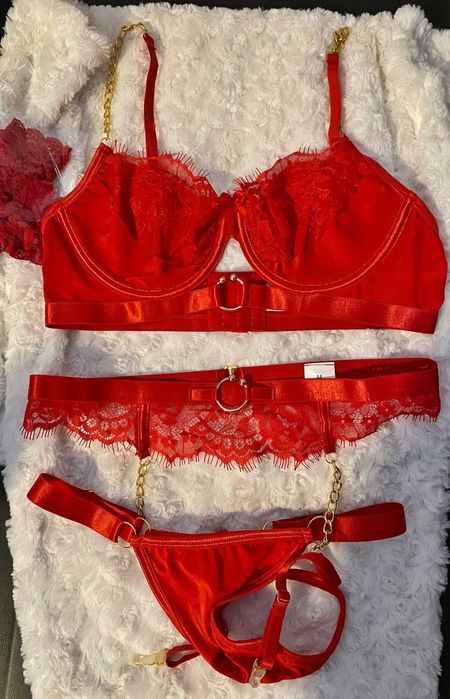 Set lenjerie sexy cu lanturi aurii, portjartier si ciorapi plasa