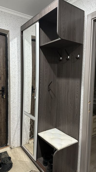 Мебель для прихожей с зеркалом