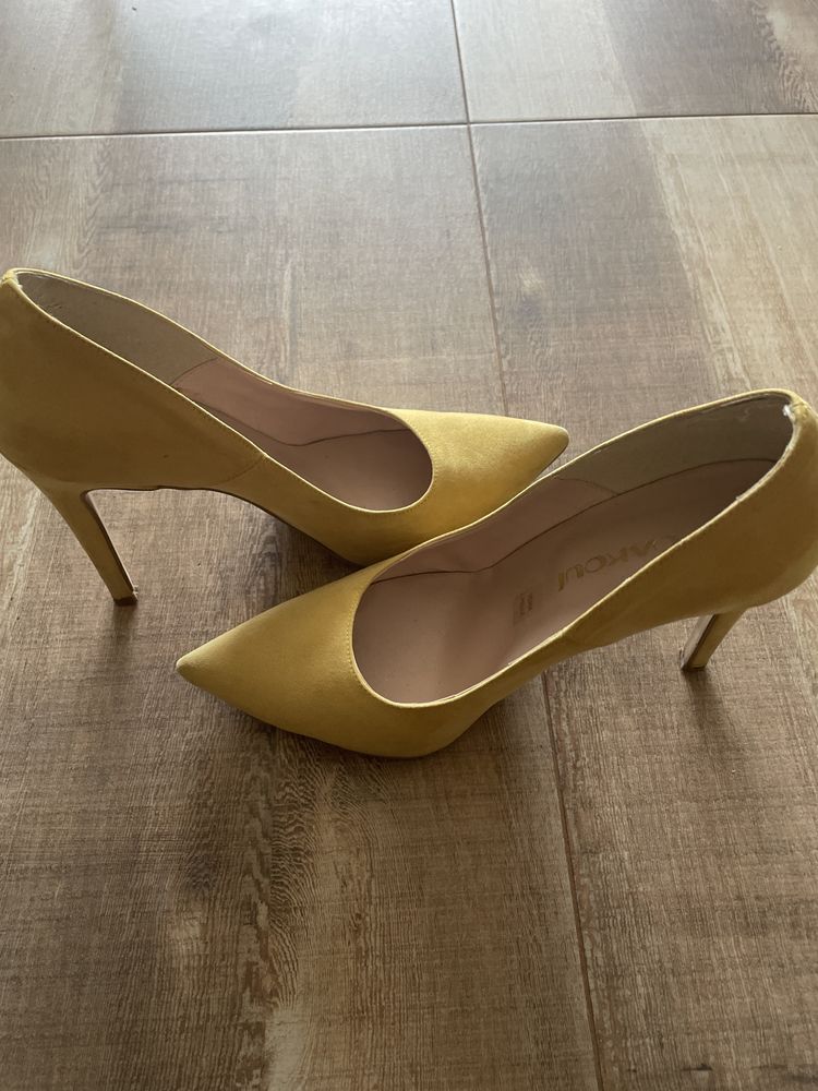 обувки в жълто