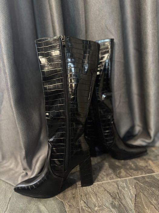 Чисто нови ботуши на ток