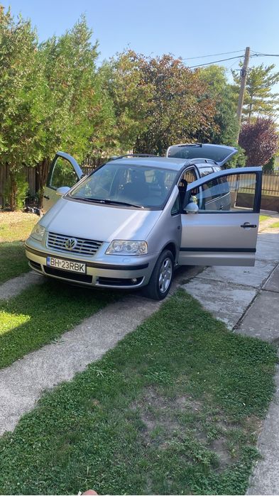 Vand  vw sharan in stare foarte buna fara rugina  7 locuri xenon piele