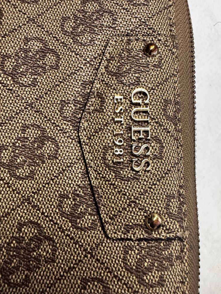 Guess портфейл в отлично състояние