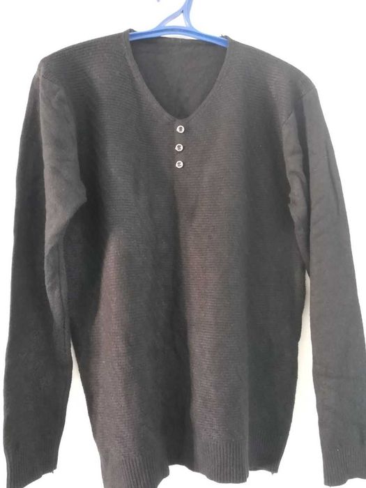 Mujskoy sviter. Kuzgi -qishki. Rangi qora. Holati a'lo. Kiyilmagan