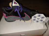 Vând pereche noua de ghete baschet Lebron XXII "Blacklight", 44.5 EU