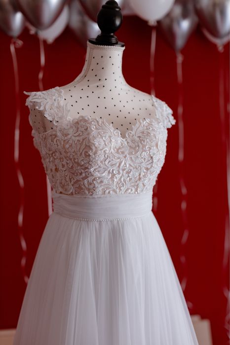 Rochie de mireasa eleganta, tip printesa, cu dantela fina