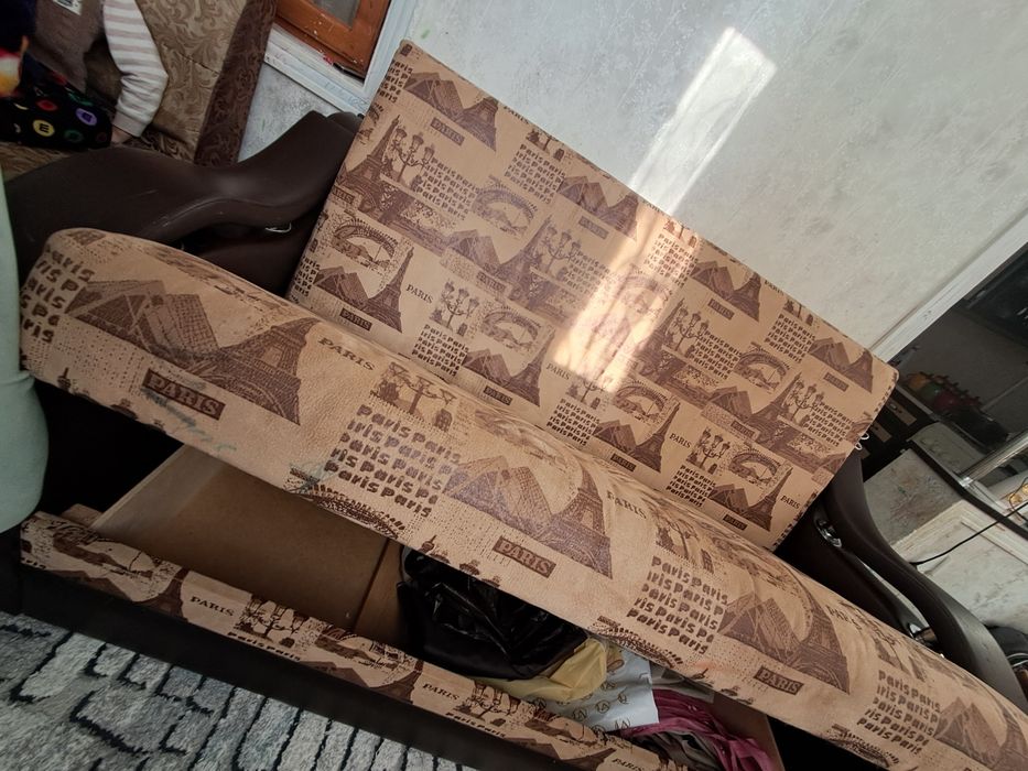 Продаеться диван.уголок.детский стол со стульями