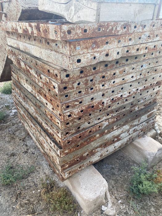 Продается опалубка железная в хорошем состоянии,35 штук размер 120х120