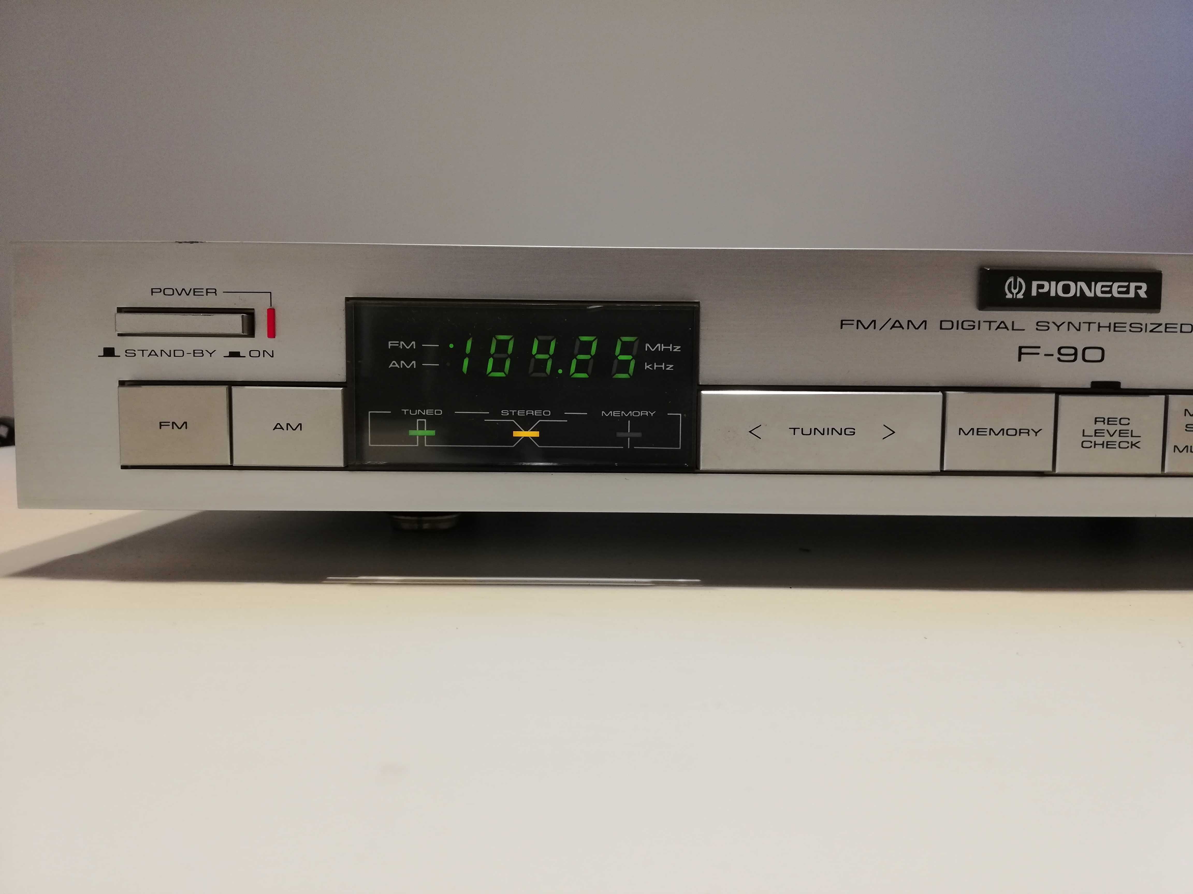 Tuner/Radio PIONEER model F-90 - FM Stereo/AM -Made in Japan/Impecabil