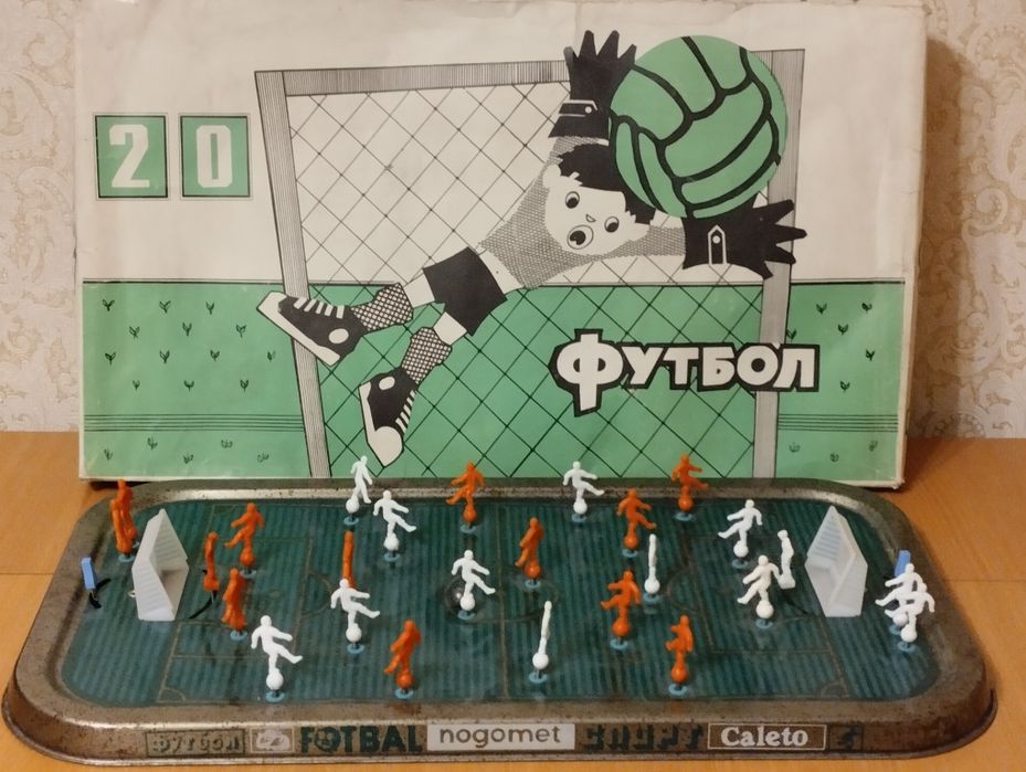 Советская игра футбол, хоккей ,маска, радиотелефон