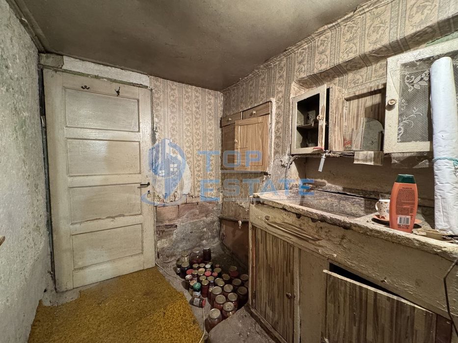 Тухлена къща с голям двор в село Хотница, област Велико Търново