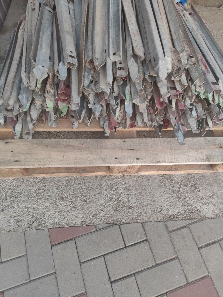 Construim case la roșu,RF BLK  Construct