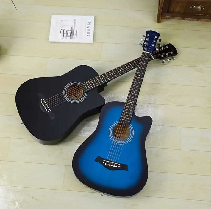 Гитара с чехлом и набором