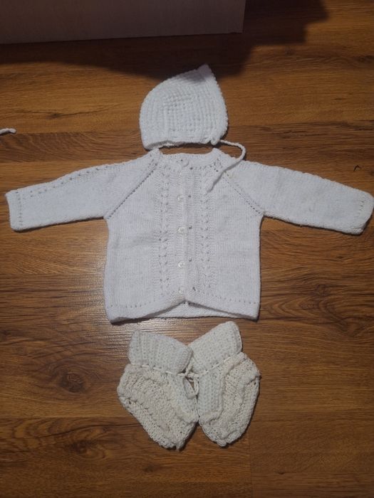 Ръчно плетиво за бебе - жилетка, шапка, терлички
