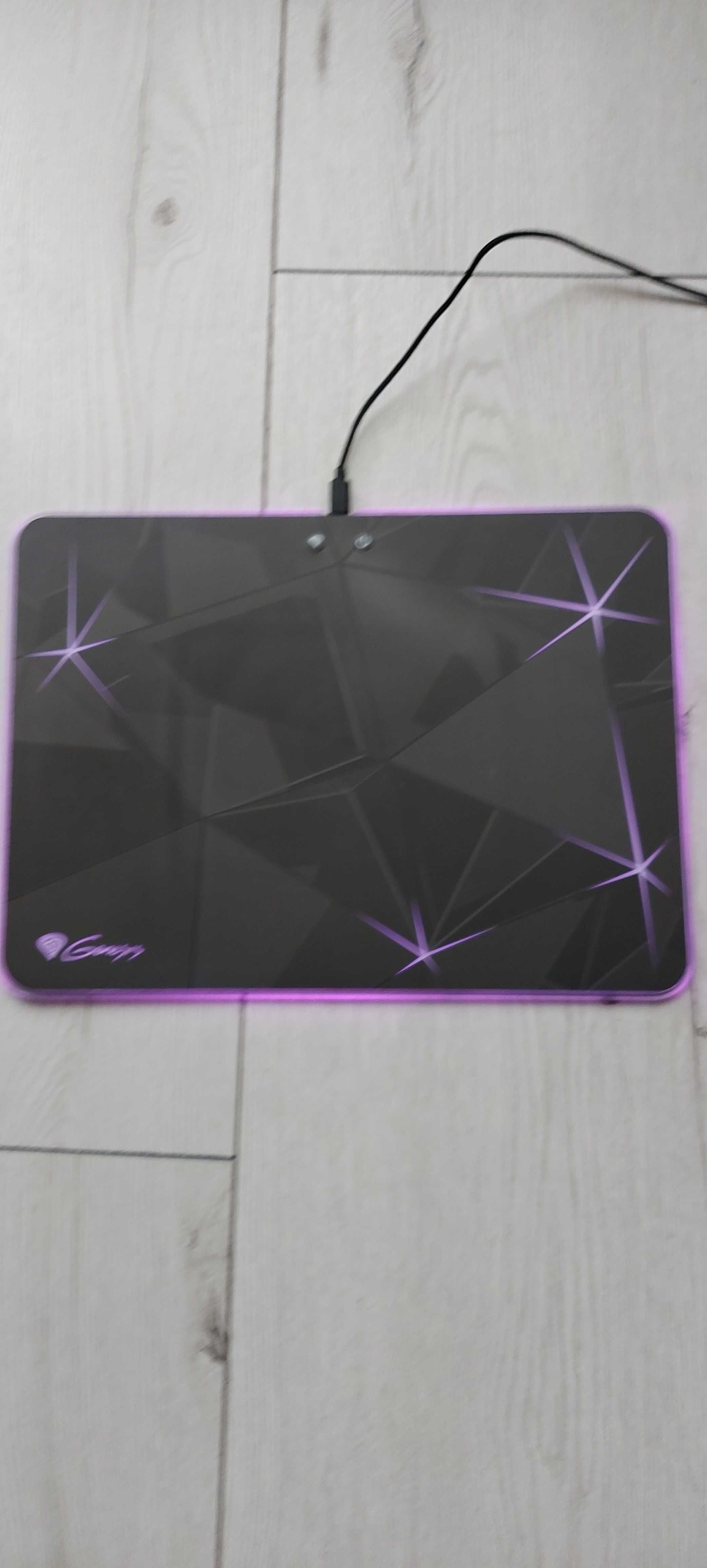 Продавам светещ mousepad GENESIS