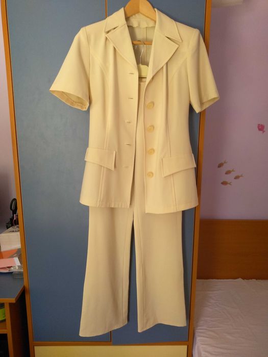 Елегантен дамски костюм 42 размер . Подарък дамски топ