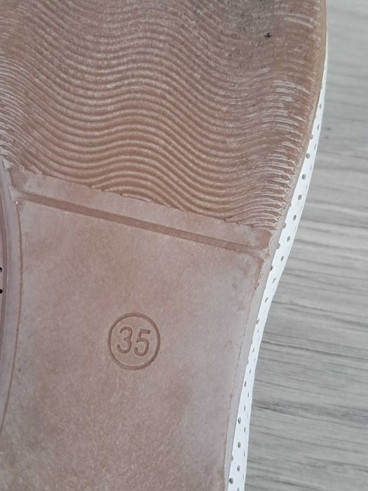 Детски бели обувки