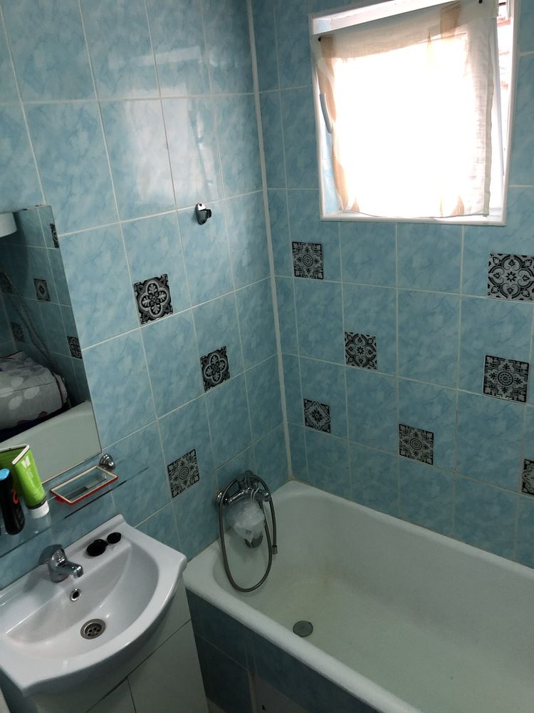 Inchiriez casa la curte