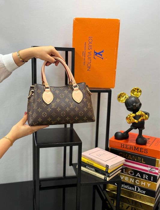 Geanta Louis Vuitton noua !!! Dimensiuni 25/17 !!!