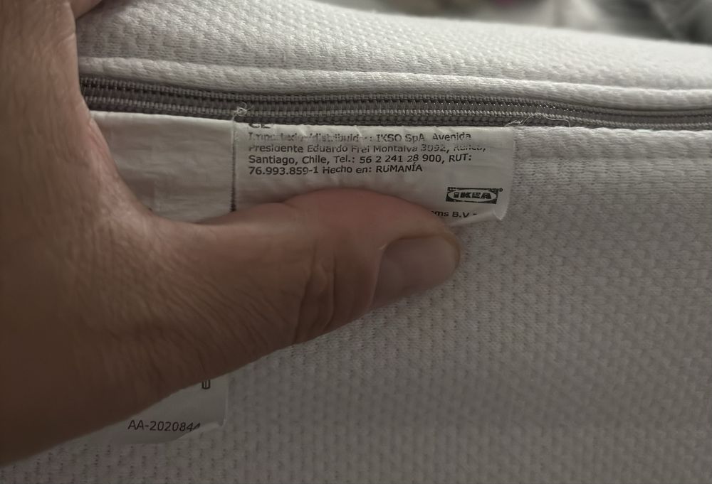 Vând pat cu saltea ikea și apărătoare.