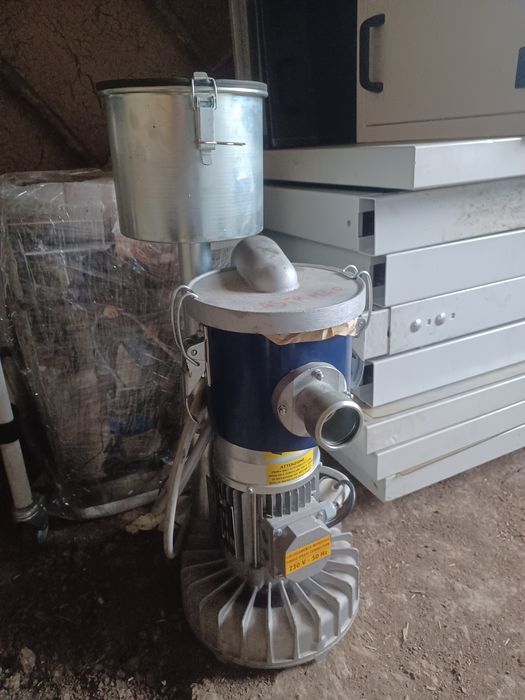 Vând diferite motoare, pompe ,pompe vacuum, macarale