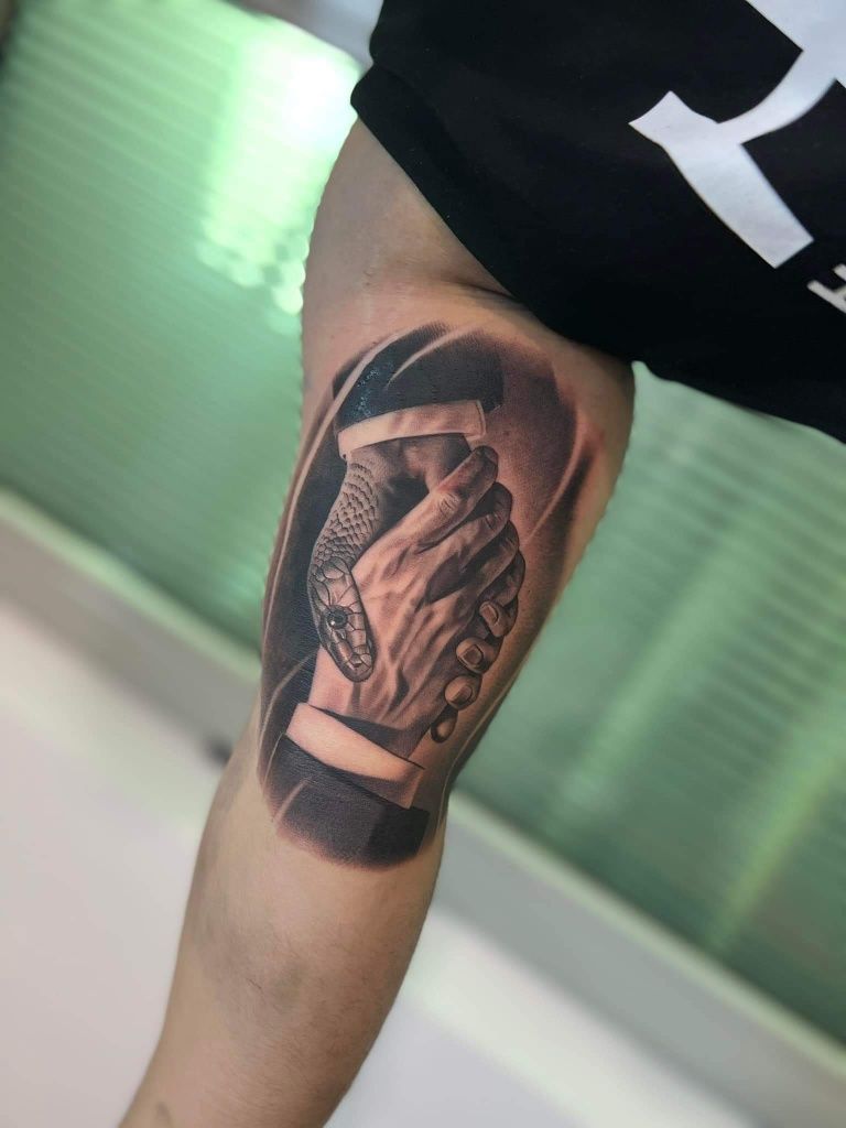 Efectuez tatuaje artistice permanente