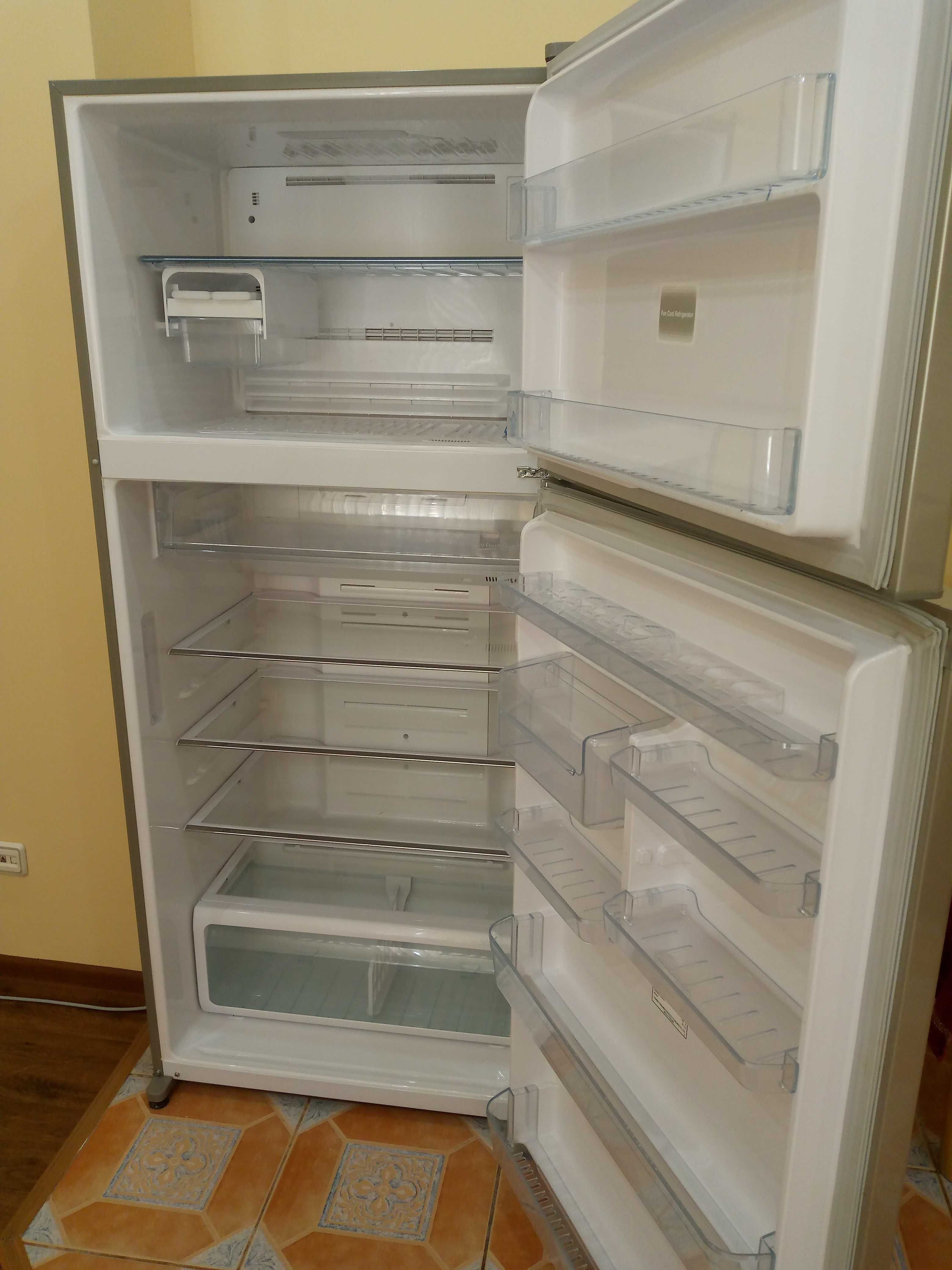 Современный большой инверторный японский холодильник TOSHIBA 608л
