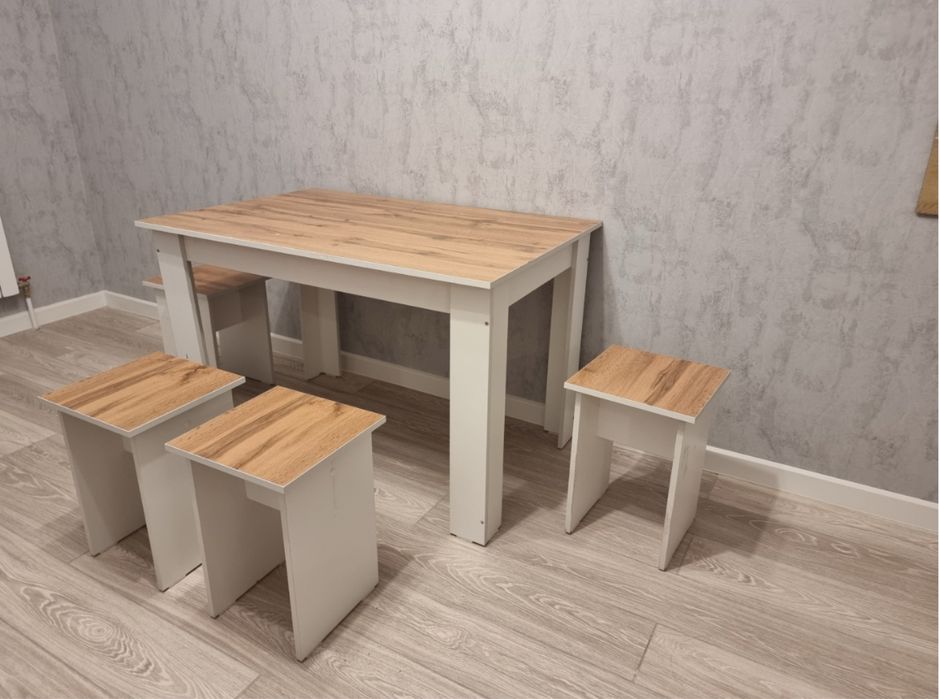 Продам стол с табуретками 4шт