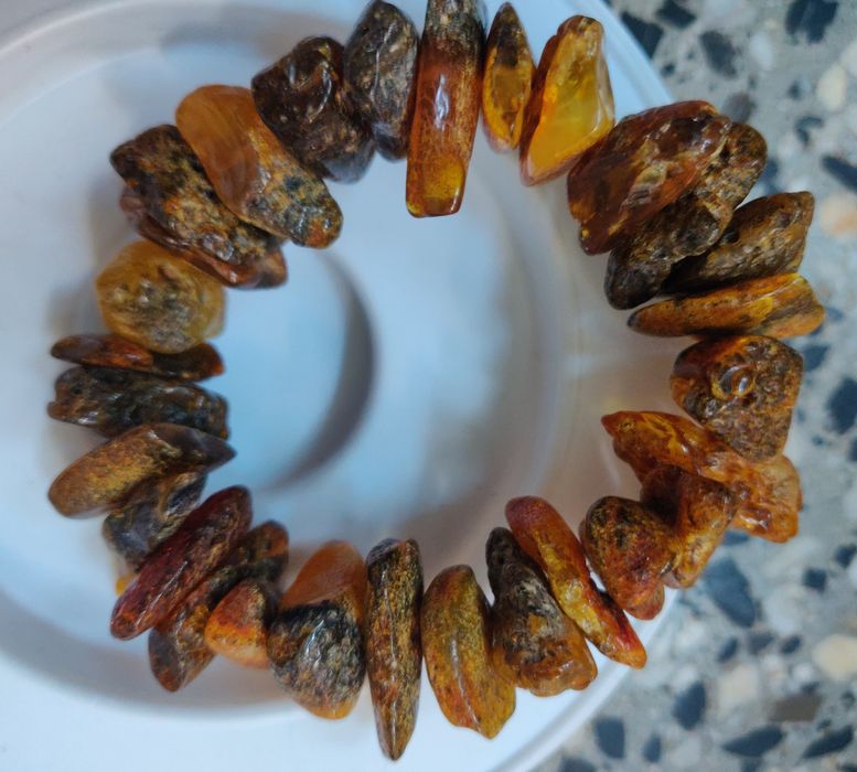 Кехлибарена гривна от необработен кехлибар