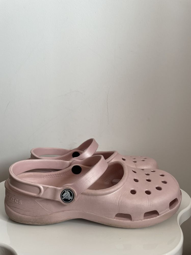 Crocs sanda roz perlat W7