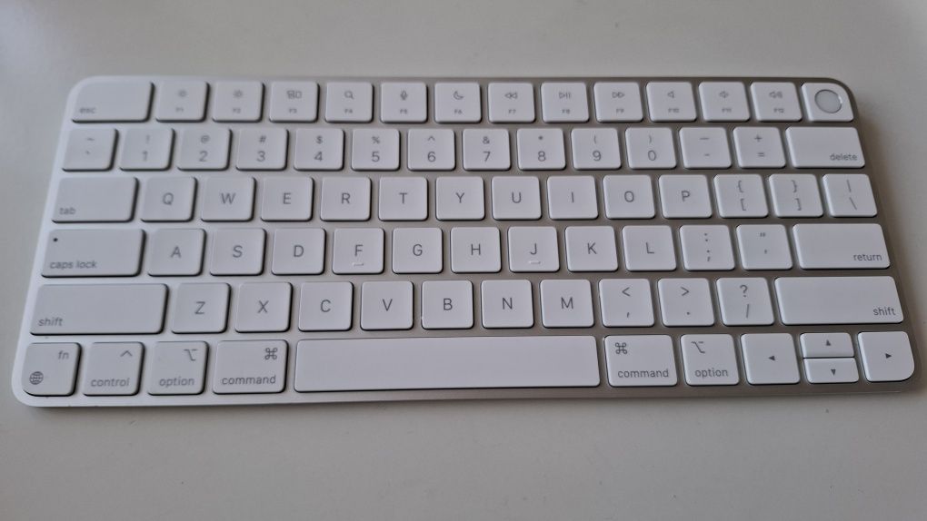 Клавиатура: Apple Magic Keyboard with Touch ID