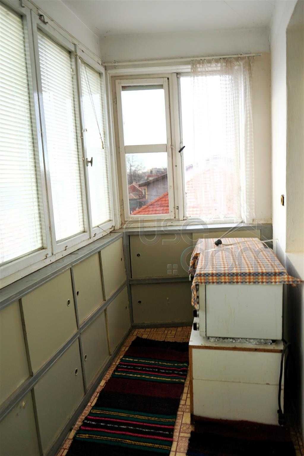 Продава етаж от къща