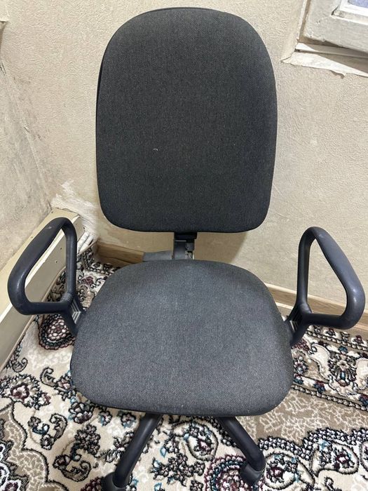 Мягкое кресло на колесиках