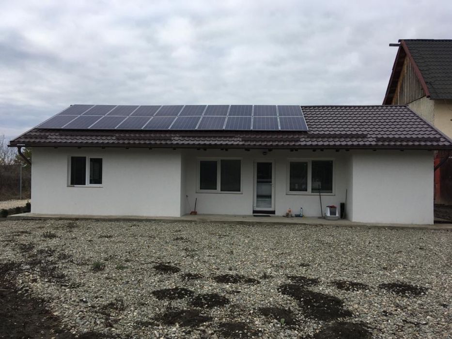 Constructie mobila din 4 containere cu sistem fotovoltaic