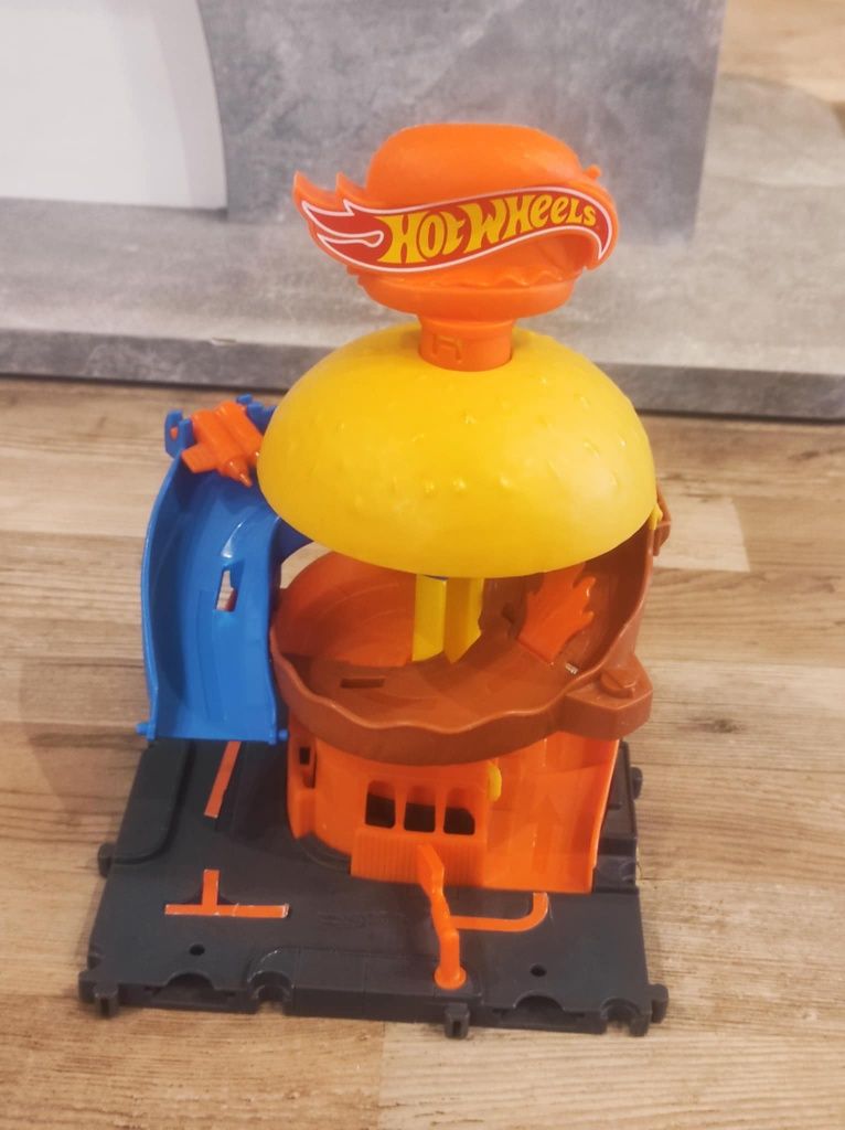 Продавам - Hot Wheels паркинг, писти и автовоз
