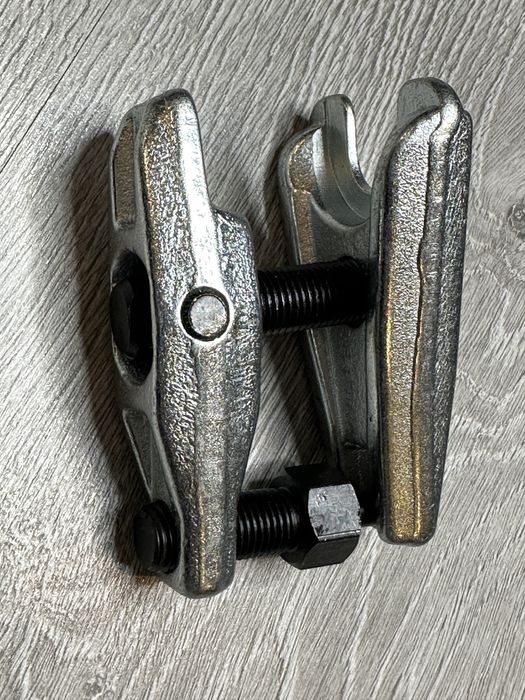 Presa Universala  Pentru Pivoti si Capete de Bara