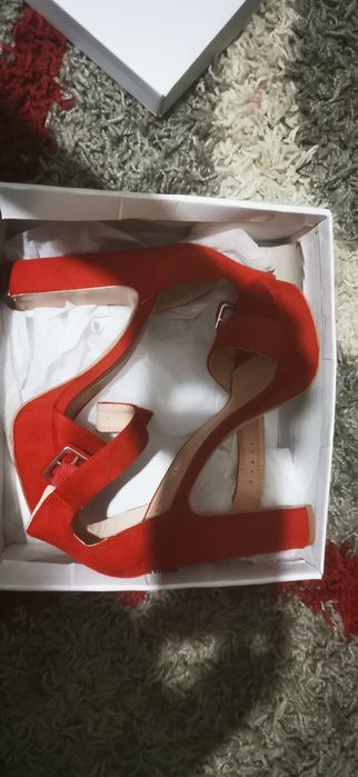 Червени сандали на ток