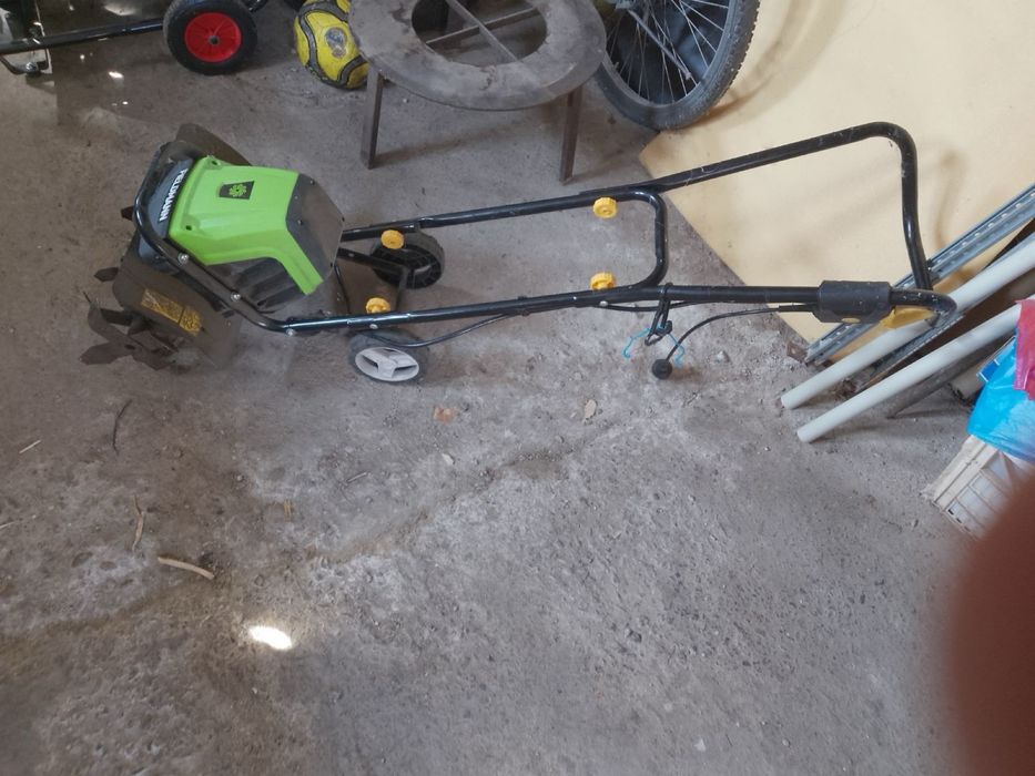 Електрическа фреза FIELMANN FZK 750W, работна лирина 32см.