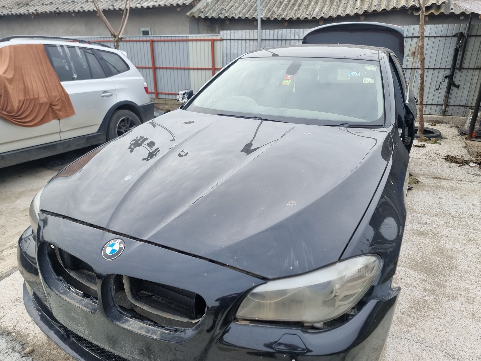 Aripa  neagra bmw f10 capota  neagra