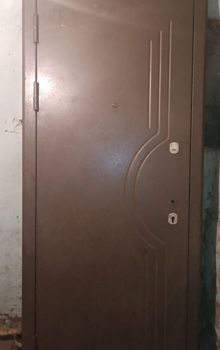 Двери входные в хорошем состоянии производства Россия
