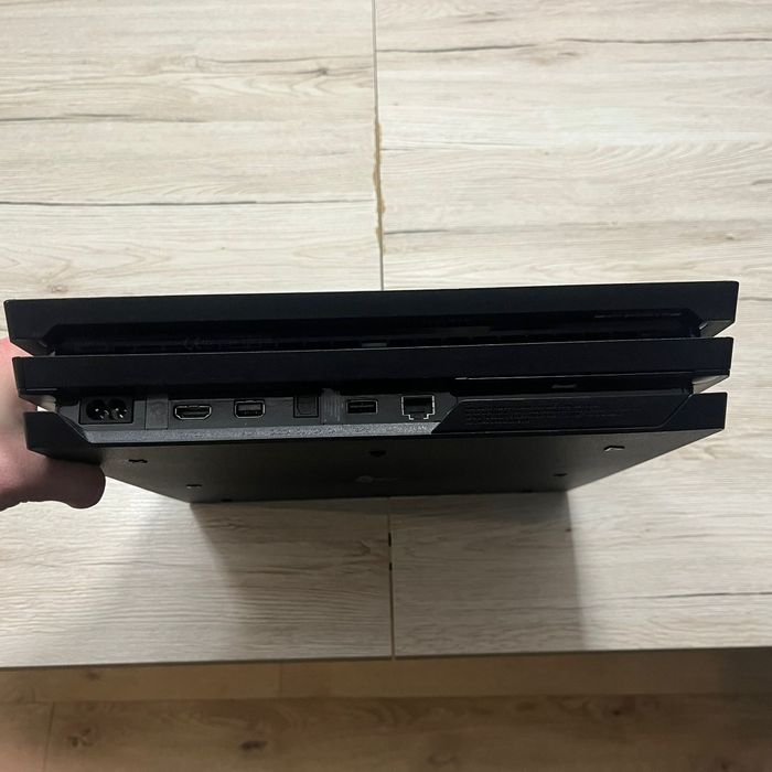 Consola PlayStation 4 PRO, 1TB, 1 controller + 1 joc cadou